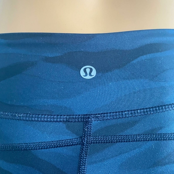Lululemon Blue Camo Leggings Size 6 - Picture 8 of 13